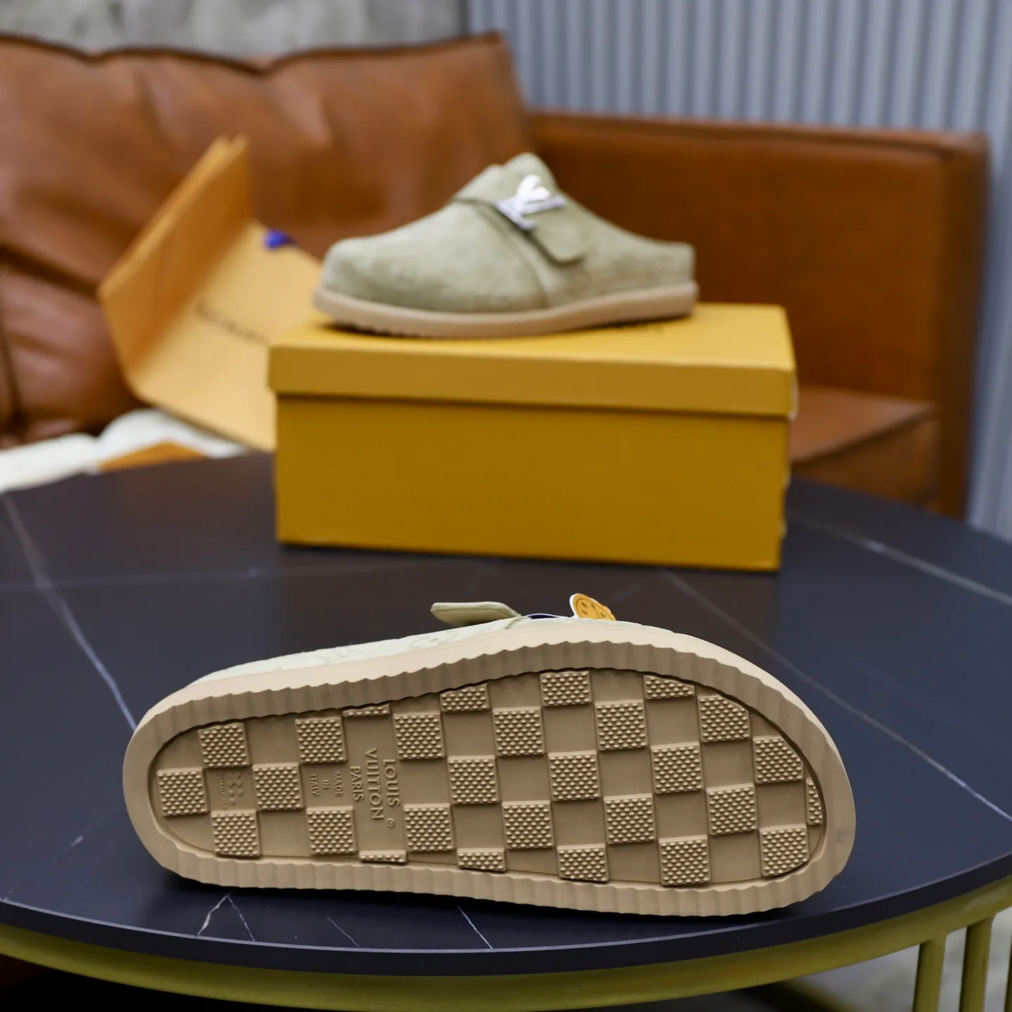 Ex-factory price: 520💰🙅‍♂️🙅‍♂️🙅‍♂️Birkenstock Brand: LV Louis Vuitton Standard code: 38-45 (cowhide lining) Grade: Same as the official website Material: Original leather design Original rubber wear-resistant molded outsole Style category: Men's fashion sandals Distinguished luxury brand elements Top luxury Color: Actual picture color